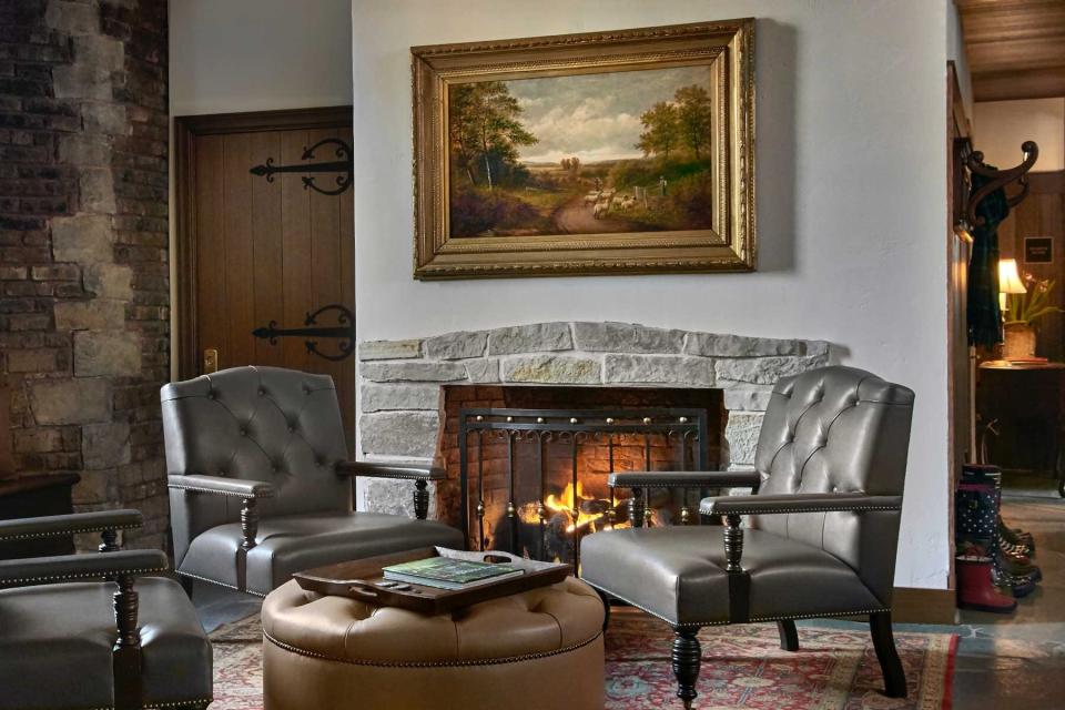 A fireplace sitting area at the Deer Path Inn