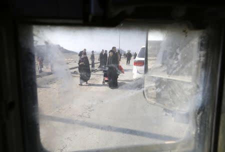 Civilians leave the city to escape from clashes during a battle with Islamic State militants, in al-Zirai district in Mosul, Iraq, January 19, 2017. REUTERS/Muhammad Hamed