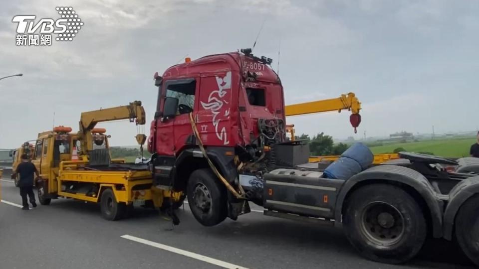 聯結車疑自撞翻覆在內側及中線車道上，並撞毀安全島及路燈桿。（圖／TVBS）