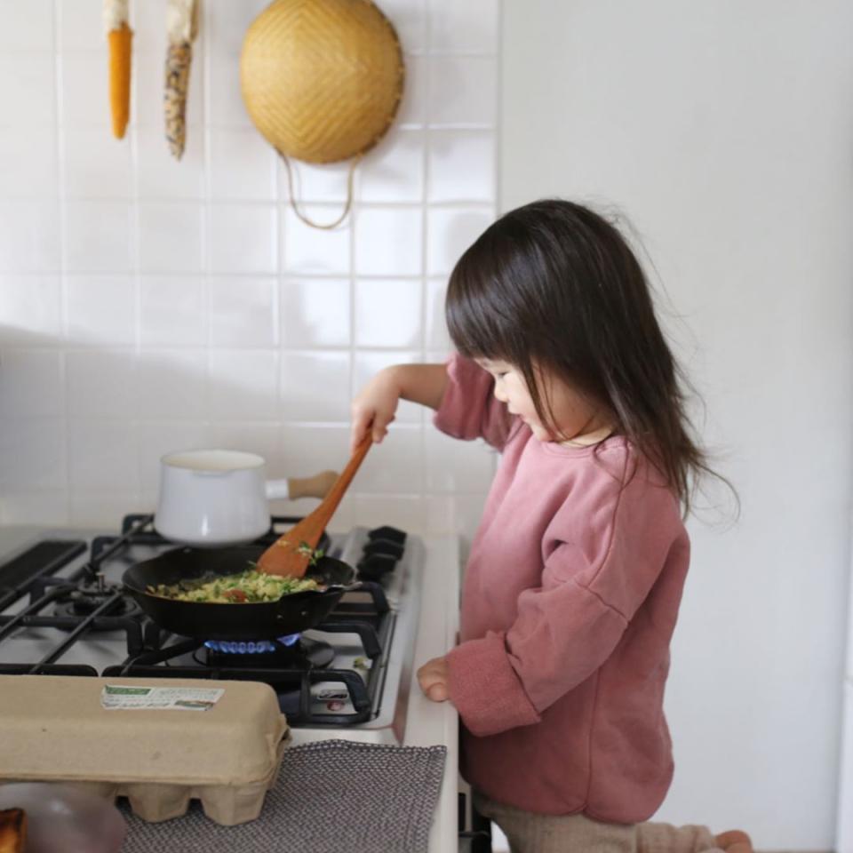 【料理達人】踩住凳仔落廚　3歲萌妹技巧超班