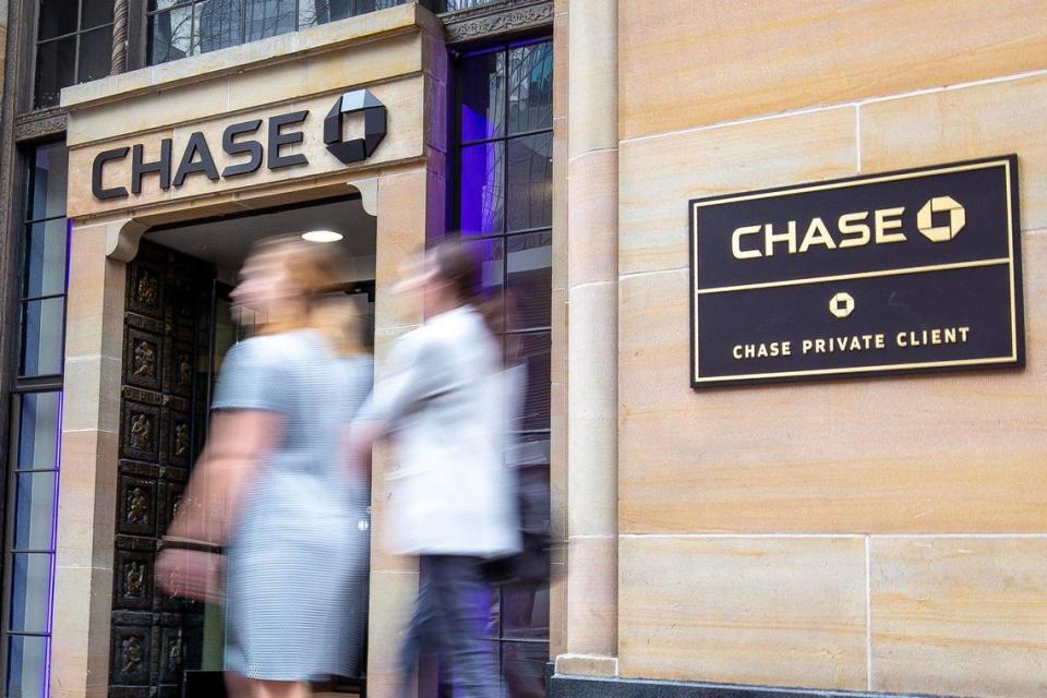 Chase Bank will add 200 employees and 24,000 square feet to its Charlotte office in the Rotunda building, the bank announced on Tuesday. Joshua Komer/The Charlotte Observer