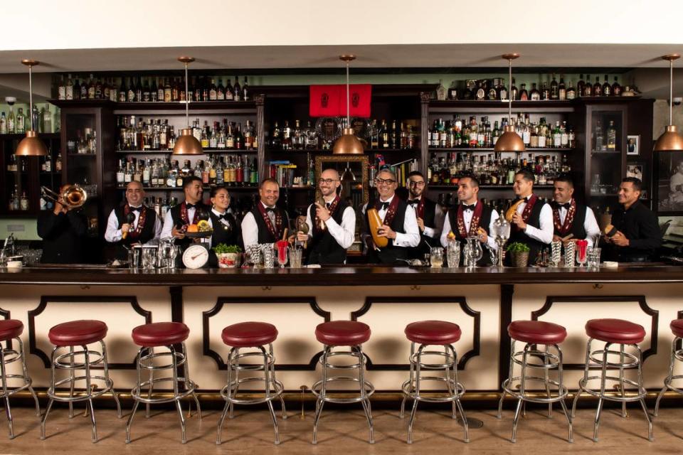 Los cantineros del Café La Trova, nombrado uno de los 50 mejores bares del mundo.