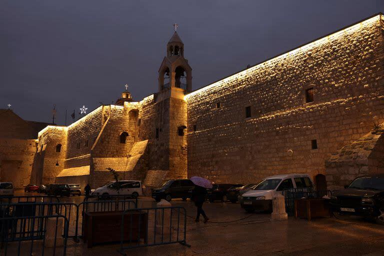 El exterior iluminado de la Iglesia de la Natividad, en Belén