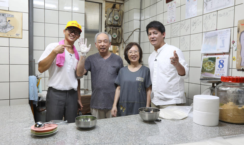 謝哲青（右）第一次看到如何製作春捲皮。（圖／亞洲旅遊台）