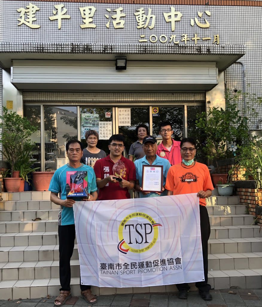 張耕華（前左二）帶領台南市全民運動促進協會推動法式滾球運動，今年剛獲頒「體育有功團體」，他帶著獎牌與協會成員同賀。（記者陳銀全攝）