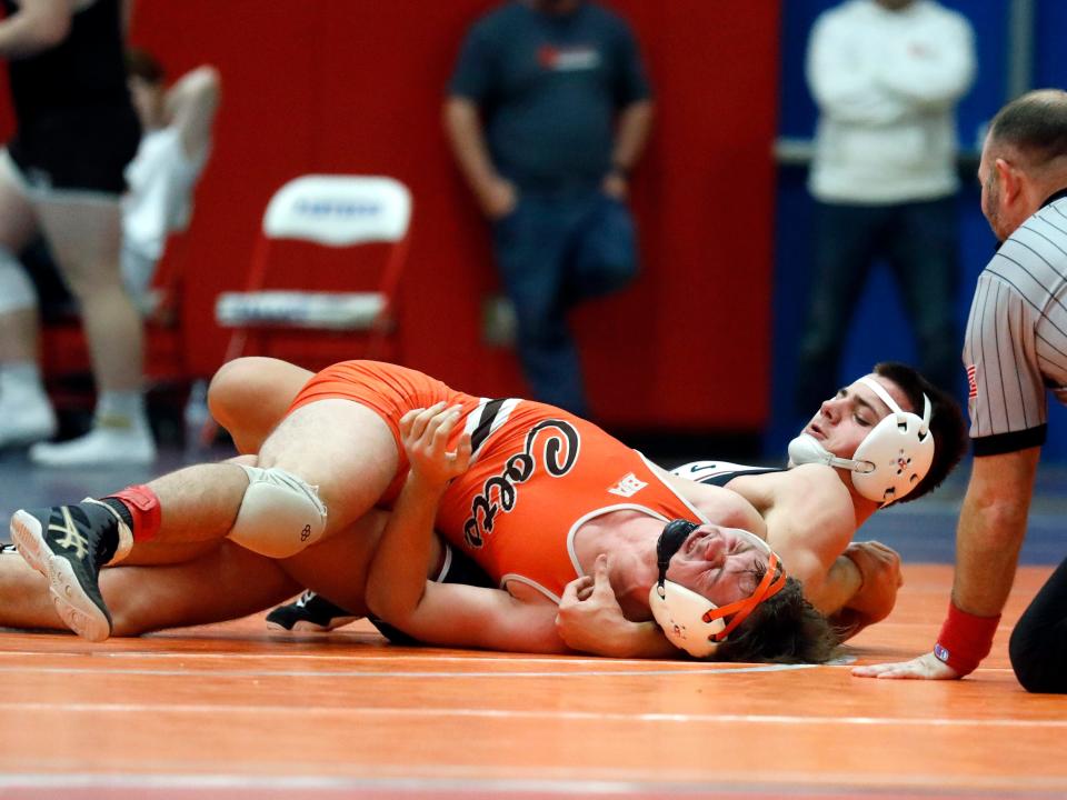 John Glenn's Cohen Bunting wrestles Meadowbrook's Logan Greer during the finals at 157 pounds during the Licking Valley Invitational on Saturday, Jan. 7, 2023, in Hanover, Ohio.