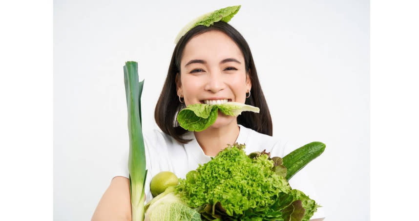 醫建議，多吃多吃高纖維蔬果，能夠幫助身體加速代謝，才能將有害物質排出；示意圖，圖中人物與本新聞無關。（圖／freepik）