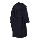 <p>Prix : 275 €</p><br><a href="https://www.cos.com/fr_fr/women/womenswear/coats-and-jackets/product.oversized-pinstriped-wool-scarf-coat-blue.1205509001.html?" rel="nofollow noopener" target="_blank" data-ylk="slk:Acheter;elm:context_link;itc:0;sec:content-canvas" class="link ">Acheter</a>