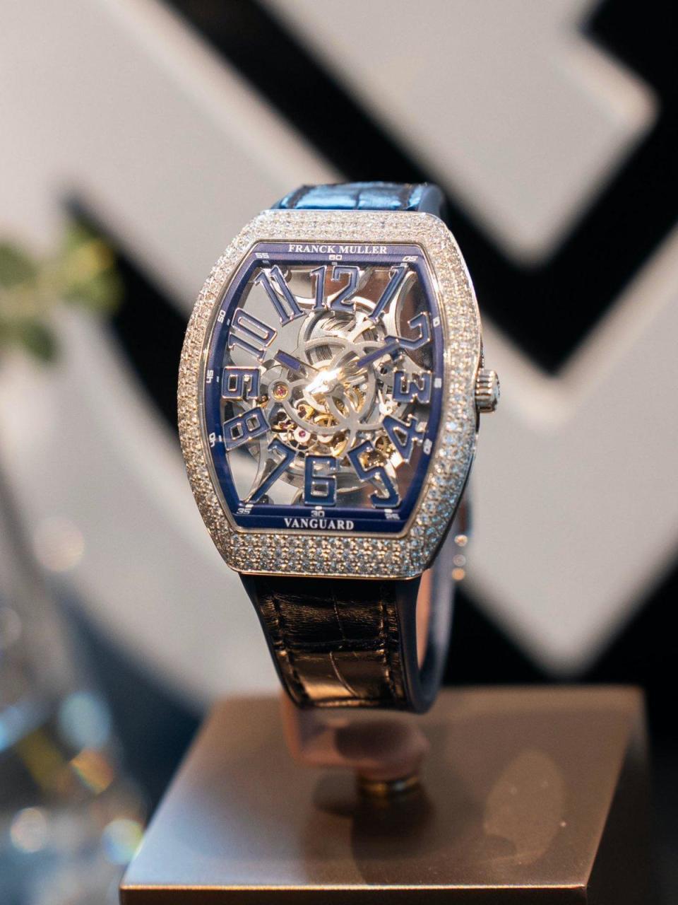 FRANCK MULLER Vanguard Slim Skeleton 全新超薄腕錶採鏤空設計，搭載品牌首次製作的鏤空自動上鏈機芯，機芯厚度只有4.3毫米。為了與鏤空機芯的輪廓取得平衡，腕錶保留了Vanguard系列高辨識度的時標數字設計，與超薄機芯的錶橋結合，並鑲上華美鑽石。