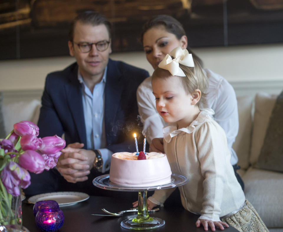 Für ihren 2. Geburtstag hat sich Prinzessin Estelle schick gemacht. Ein Rock, eine Bluse mit Rüschchenkragen und die obligatorischen Riesen-Schleife. Happy Birthday, kleine Maus!