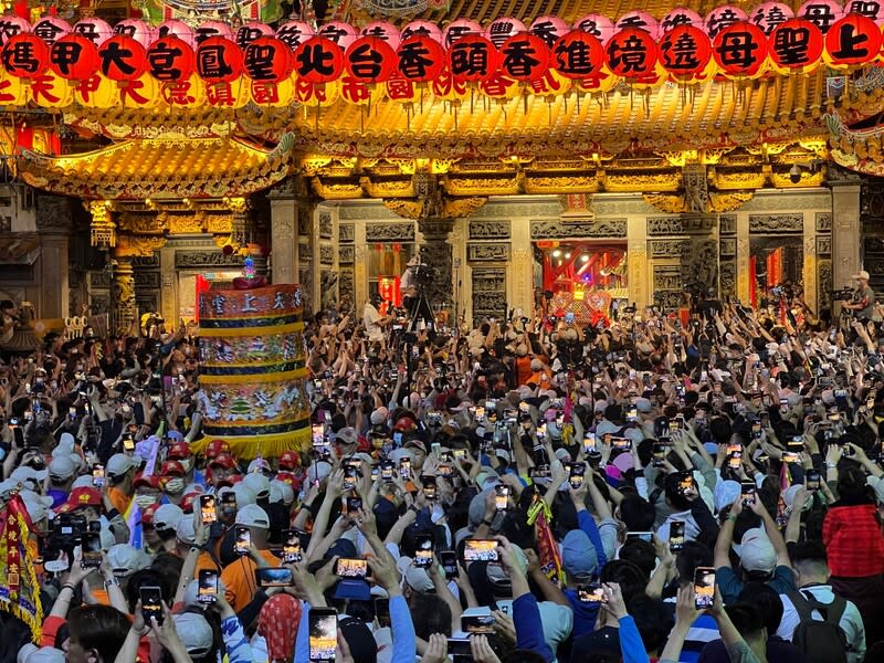 大甲鎮瀾宮媽祖遶境進香活動，21日晚上11時5分起駕，媽祖鑾轎在萬名信眾簇擁下，緩緩前行，踏上9天8夜的遶境進香之旅。（中央社）