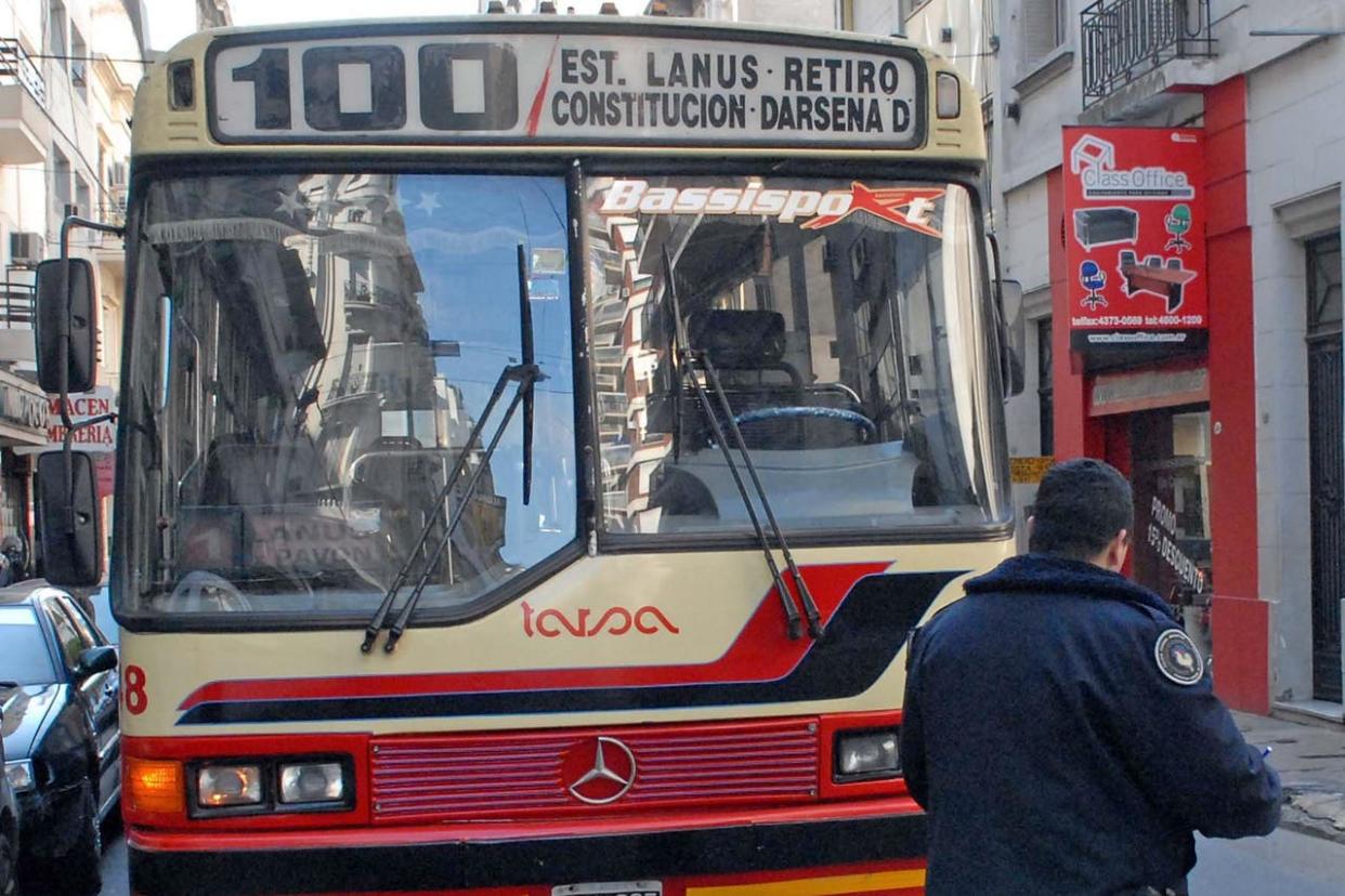 Tras un asalto a tiros en un colectivo de la línea 100, murió un policía y un pasajero