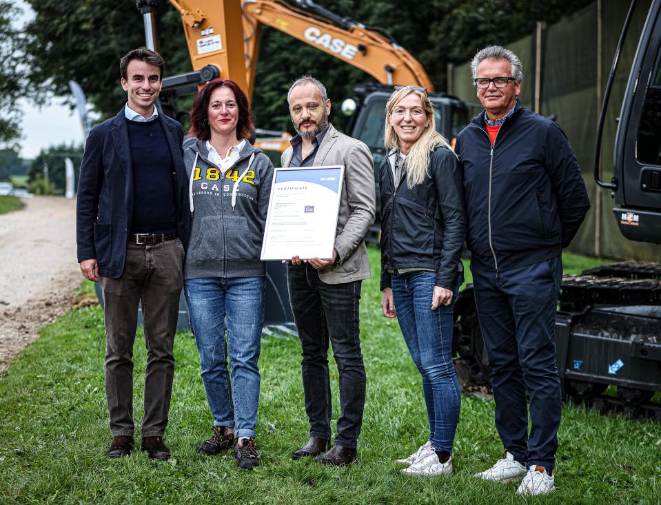 Left to right: Marco Alfano (Right Hub), Ivona Nicol (CASE), Gennaro Scardamaglia (Tuev Nord), Silvia Savini (CASE) and Luca Guzzabocca (Right Hub) with the ISO20121 certificate.