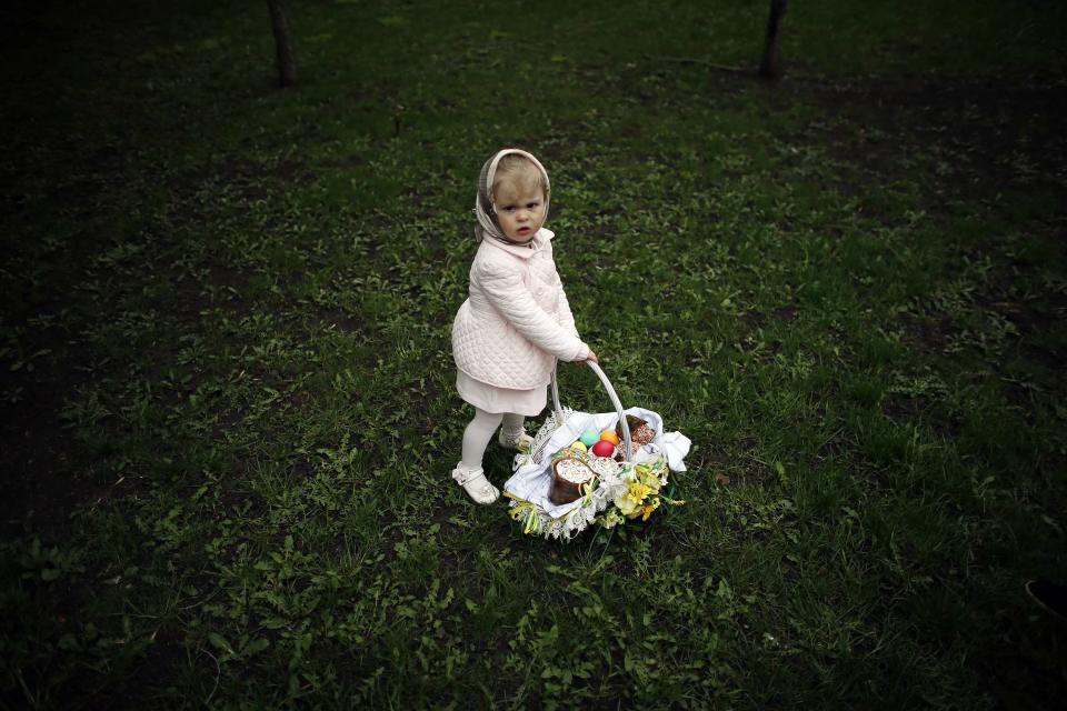 Cuando hay celebraciones, los conflictos quedan en segundo plano. Una niña de Donetsk, al este de Ucrania, vive ajena al conflicto entre su país y Rusia. A ella lo que le importa es que estamos en Pascua y hay huevos de chocolate.