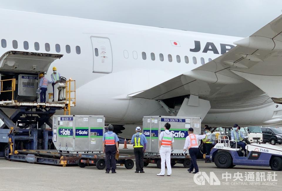 日本支援給台灣的124萬劑AZ疫苗運抵桃園機場，相關人員進行機邊驗放。（中央社）