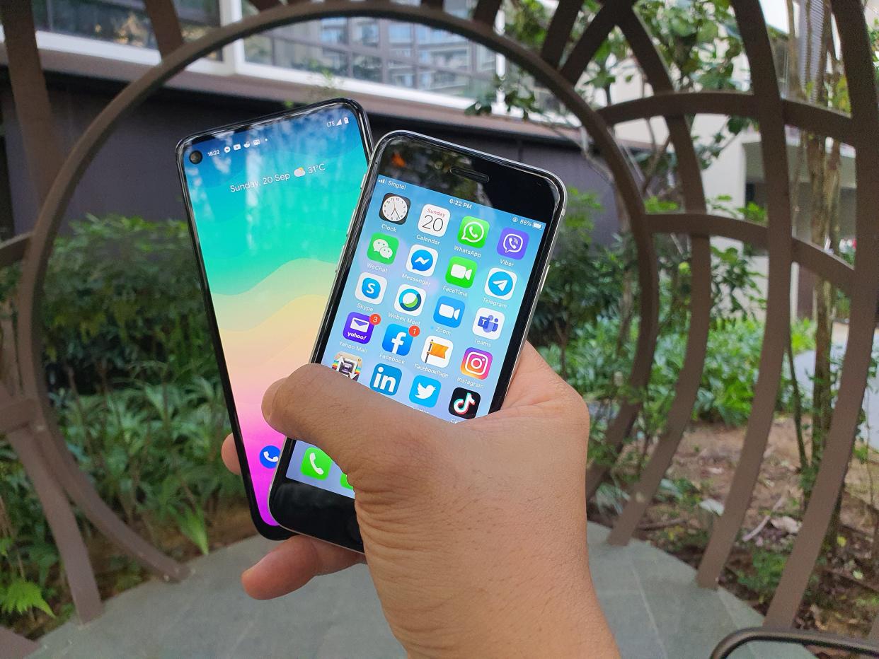 Google Pixel 4a and Apple iPhone SE. (PHOTO: Paolo Lacuna/Yahoo Lifestyle SEA)