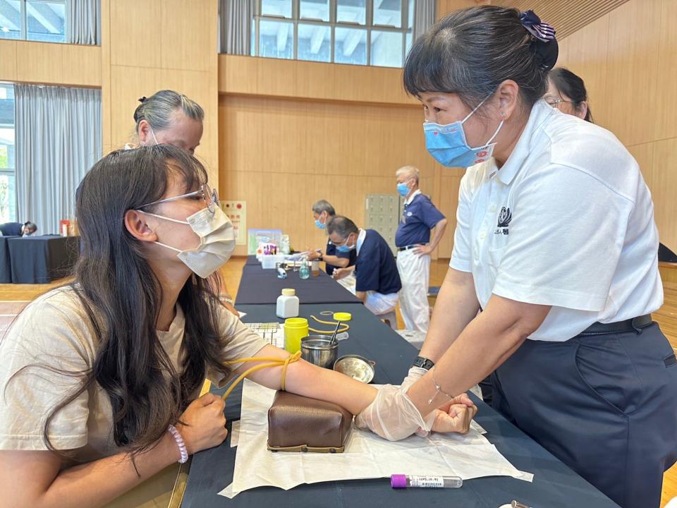 湘縈參與響應6月16日在學校辦理的骨捐資料庫建檔活動。
