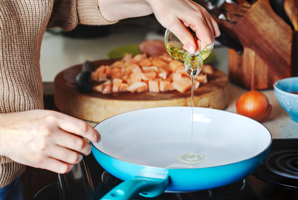 Kochen mit Olivenöl macht das Essen lecker und hat auch gesundheitliche Vorteile, aber wenn ihr versucht, Kalorien niedrig zu halten, lohnt es sich, ein Auge darauf zu haben, wie viel ihr verwendet. - Copyright: Anjelika Gretskaia