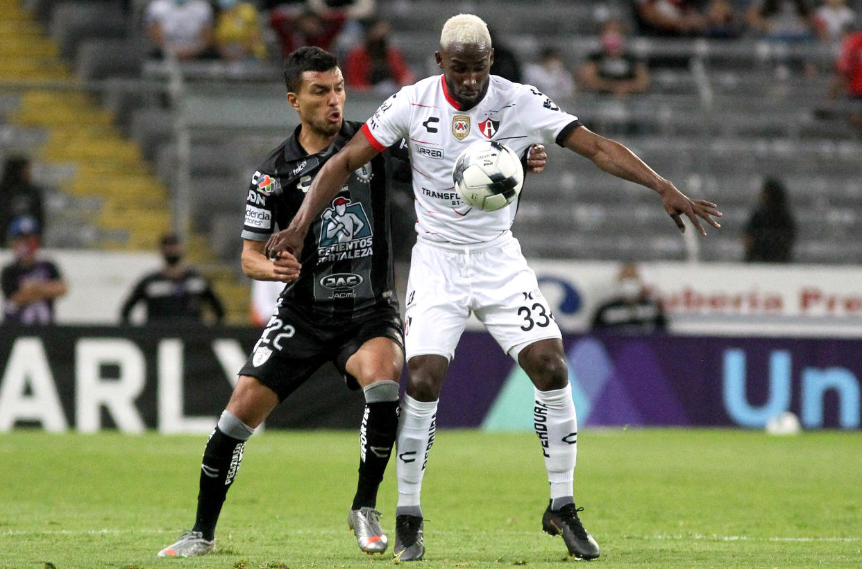 Julian Quiñones (R) of Atlas vie for the ball with Gustavo Cabral (L) of Pachuca during their Mexican Apertura tournament football match, at the Jalisco stadium, in Guadalajara, Jalisco State, Mexico, on March 2, 2022. (Photo by Ulises Ruiz / AFP) (Photo by ULISES RUIZ/AFP via Getty Images)