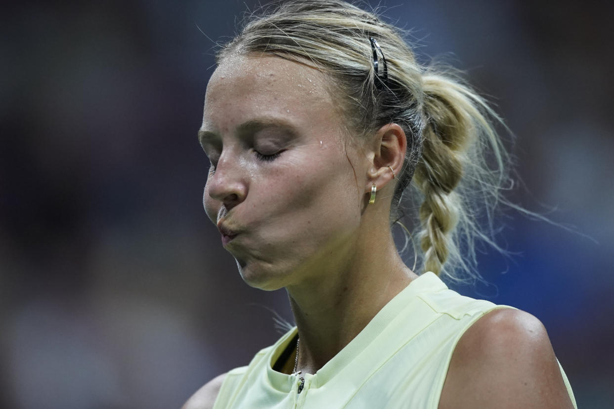 Anett Kontaveit de Estonia reacciona después de perder un punto contra Serena Williams de Estados Unidos durante la segunda ronda del US Open 2022. (Foto: Eduardo Muñoz Álvarez/VIEWpress)