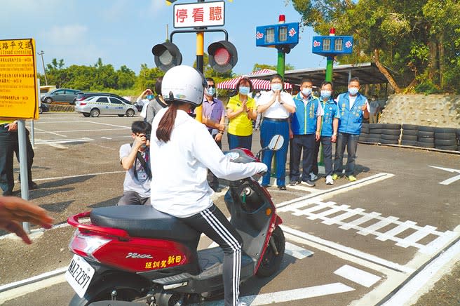 新竹縣政府爭取交通部經費，補助青年學子上機車駕訓班，期望能降低年輕人發生交通事故的比例。（莊旻靜攝）