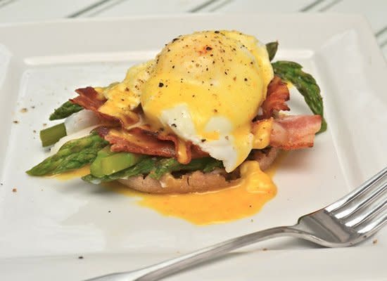 <strong>Get the <a href="http://www.ahealthyjalapeno.com/2012/05/asparagus-and-bacon-eggs-benedict-and.html" target="_hplink">Asparagus and Bacon Eggs Benedict recipe</a> from A Healthy Jalapeño</strong> 