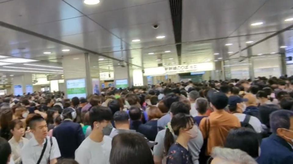 電車長時間停駛後恢復營運，名古屋車站通往新幹線月台的入口人山人海。（圖／翻攝自@_tabi_tabi推特）