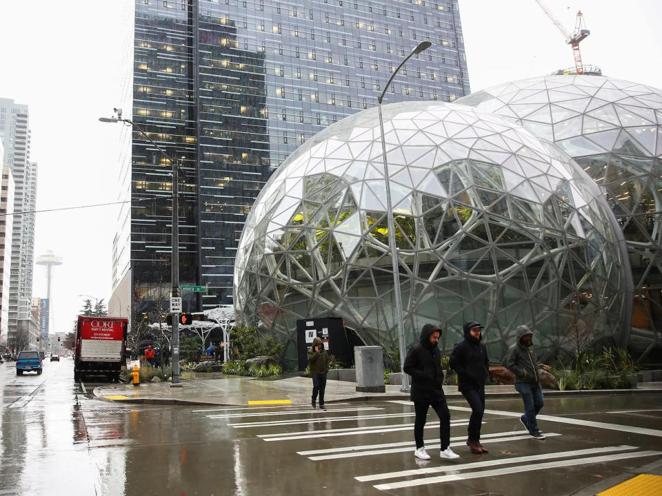 Die Amazon-Sphären sind von der Lenora Street am Hauptsitz von Amazon in Seattle aus zu sehen.  - Copyright: LINDSEY WASSON/Reuters