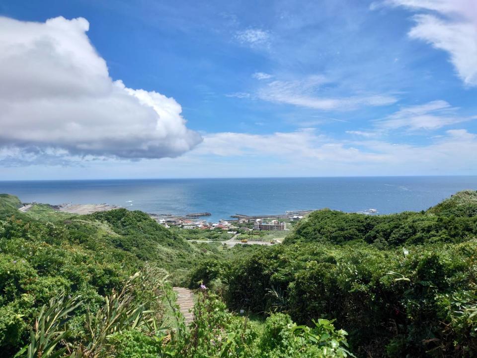 從三貂角燈塔處俯瞰馬崗漁港的壯闊海景。   圖：新北市漁業處提供