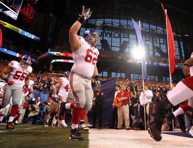 Officials say the former New York Giants offensive lineman has died in Arkansas of apparent heat stroke.