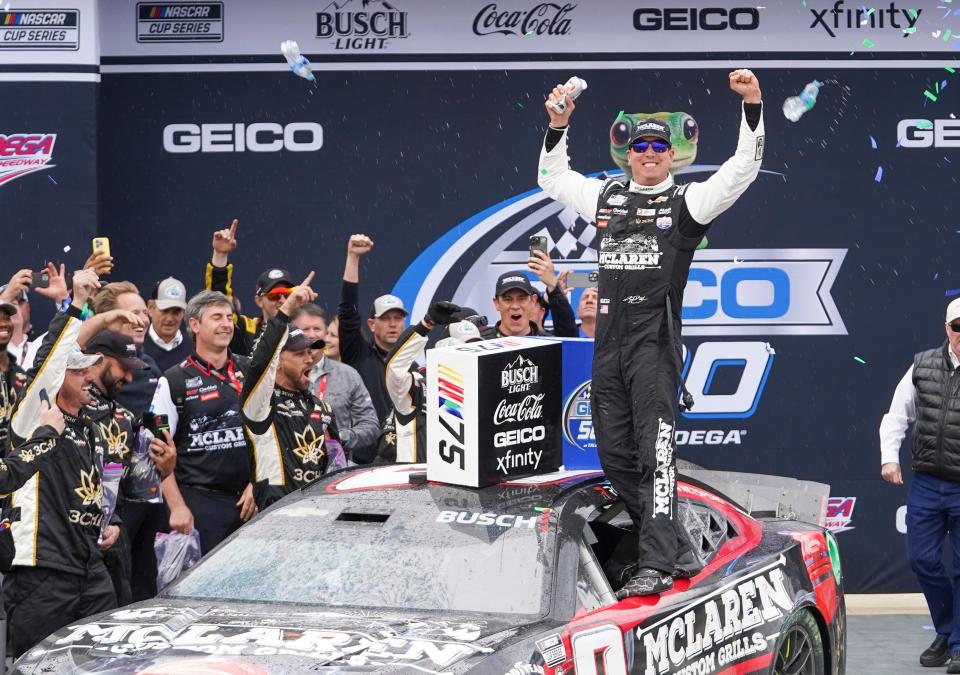 Kyle Busch celebra después de ganar la GEICO 500 en Talladega Superspeedway el 23 de abril de 2023.