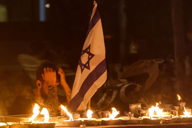 Un hombre reacciona en un monumento improvisado el 18 de octubre de 2023 en memoria de las víctimas de un ataque de militantes de Hamas contra Israel el 7 de octubre en la plaza Dizengoff de Tel Aviv el 18 de octubre de 2023.