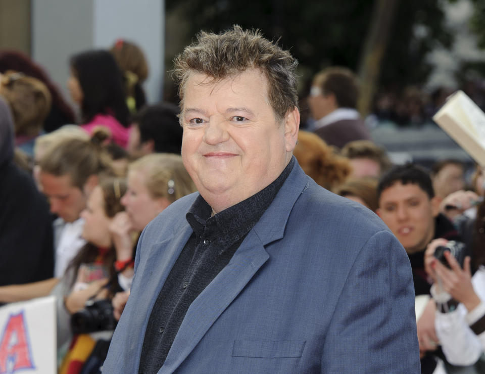 ARCHIVO - Robbie Coltrane llega a Trafalgar Square, en el centro de Londres, para el estreno de "Harry Potter and The Deathly Hallows: Part 2", la última película de la serie el 7 de julio de 2011. Coltrane quien interpretó al medio-gigante Hagrid en las películas de “Harry Potter” falleció a los 72 años. La agente de Coltrane, Belinda Wright, dijo que falleció el viernes 14 de octubre de 2022 en un hospital de Escocia. La agente no reveló la causa de su muerte. Coltrane se hizo famoso como detective en la serie de la década de 1990 “Cracker”. (Foto AP/Jonathan Short, archivo)