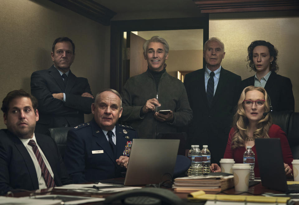 En esta imagen proporcionada por Netflix Mark Rylance como Peter Isherwell, parado en el centro, con Jonah Hill, Paul Guilfoyle y Meryl Streep en una escena de "Don't Look Up". Rylance interpreta al multimillonario tecnológico Peter Isherwell. (Niko Tavernise/Netflix vía AP)