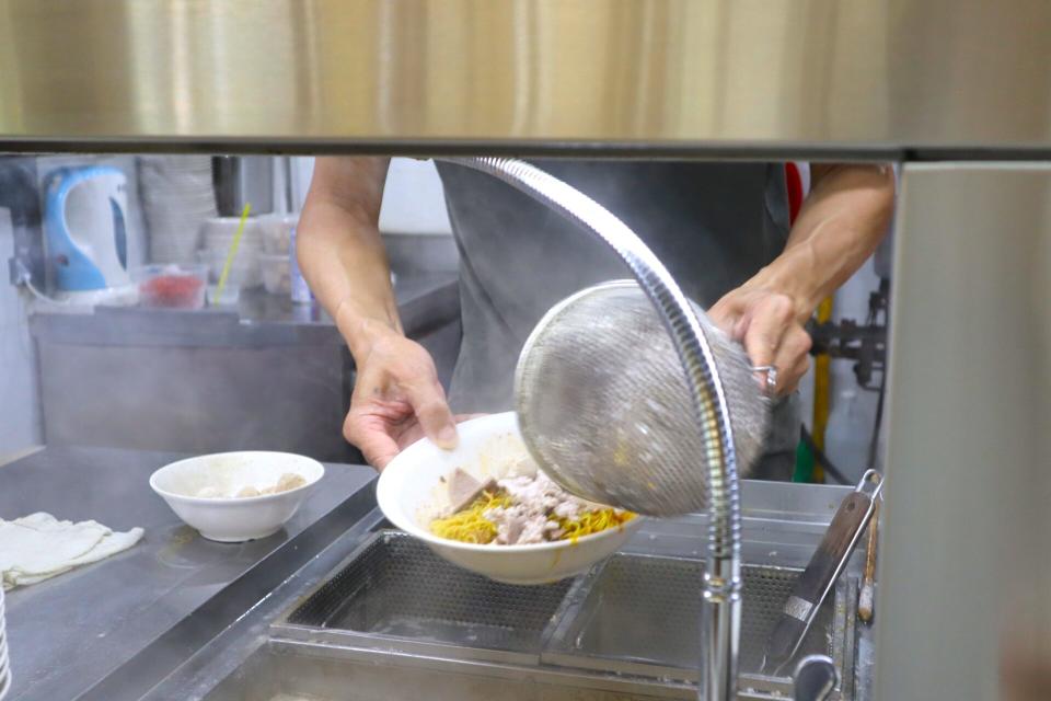 Shan Yuan Teochew Kway Teow Noodle - noodle tossing