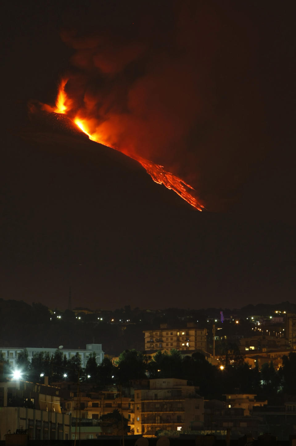 Mount Etna spews lava on the southern Italian island of Sicily October 23, 2011. Mount Etna is Europe's tallest and most active volcano. REUTERS/Antonio Parrinello (ITALY - Tags: ENVIRONMENT)