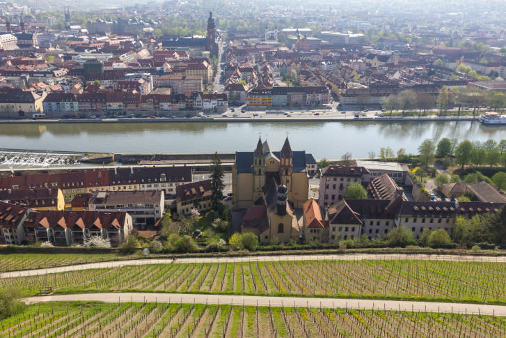 Das wird die Franken freuen: Die Region um Würzburg landet bei einem Glücksindex von 7,14. Damit verbessern sich die ansässigen Menschen um beeindruckende 0,09 Punkte. Was wohl der glücksbringende Auslöser war?