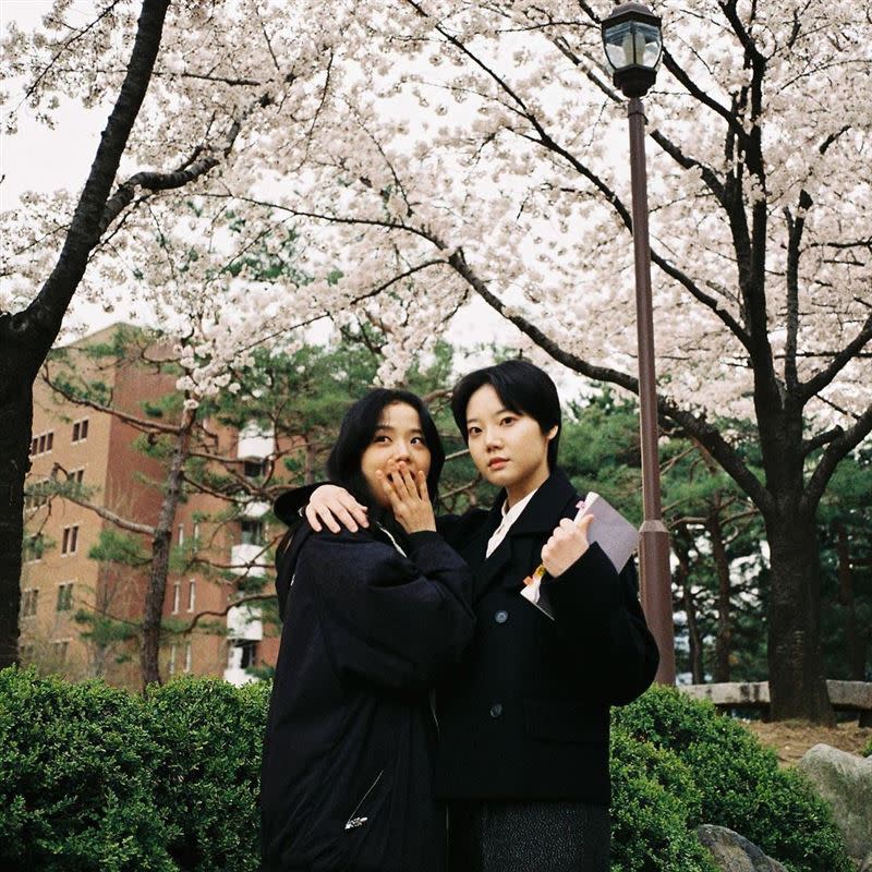 Jisoo（左）和金美秀在《雪降花》劇中飾演室友，好交情延伸至戲外，Jisoo發文寫道「我最愛的207號房」。（圖／翻攝自IG）
