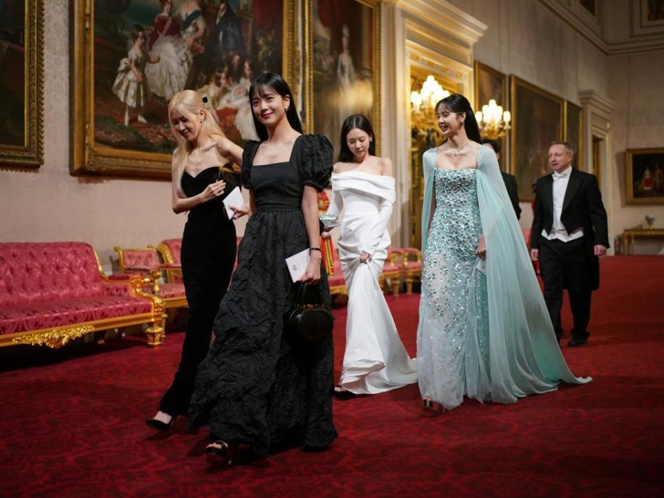 blackpink korean girlband visit buckingham palace