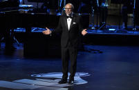 Manuel Abud, director ejecutivo de la Academia Latina de la Grabación, habla en la gala en honor a Rubén Blades como Persona del Año, el miércoles 17 de noviembre de 2021 en el hotel y casino Mandalay Bay en Las Vegas. (AP Foto/Chris Pizzello)