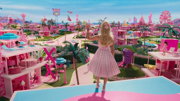 La idílica Barbie Land en Barbie (2023)