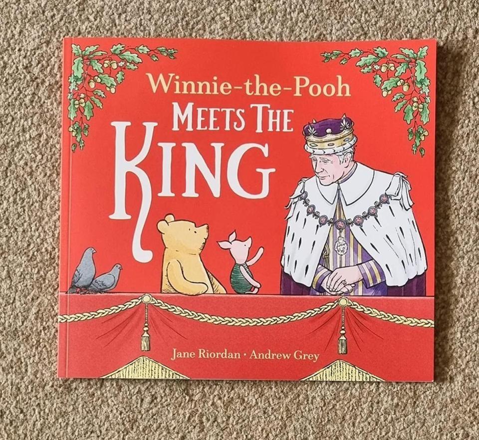 為慶祝查爾斯三世登基，英國作家Jane Riordan推出《小熊維尼遇見國王》（Winnie-the-Pooh Meets the King）官方紀念繪本。（翻攝Amazon）