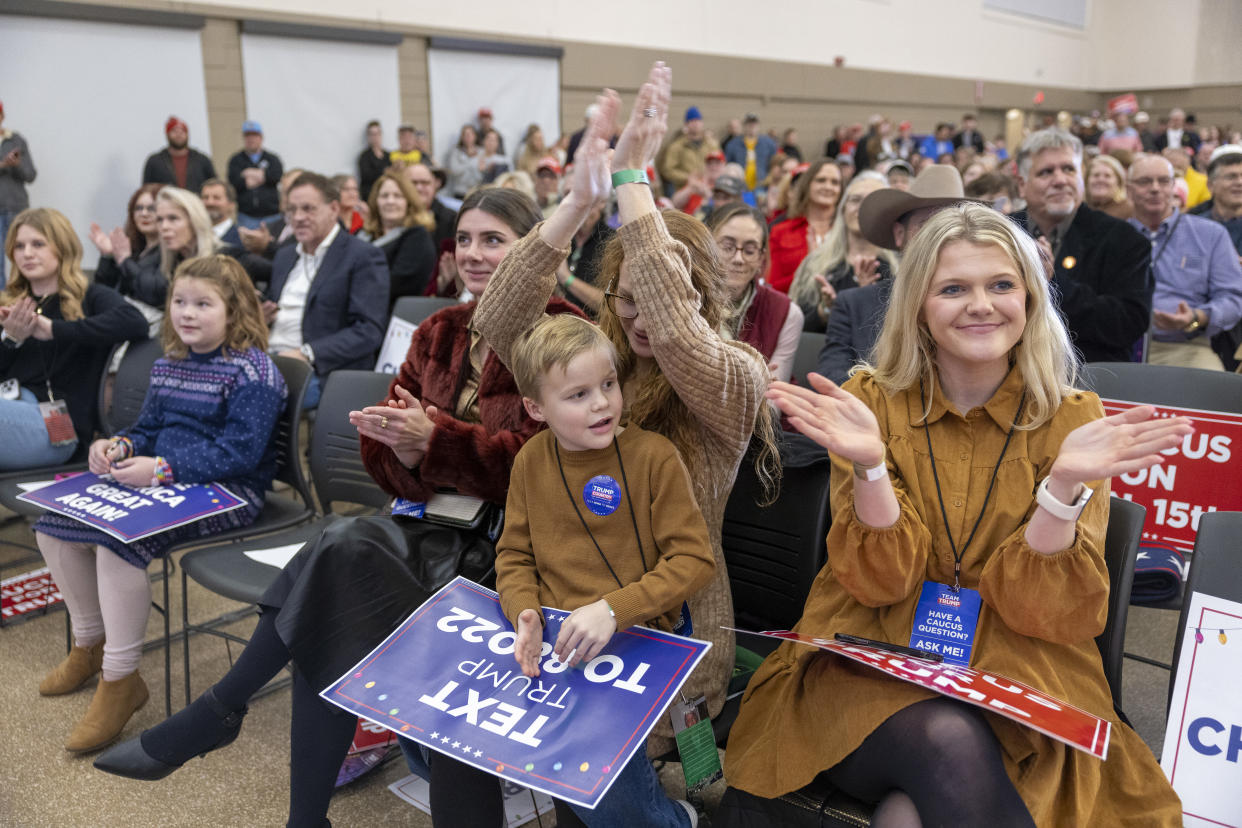 Donald Trump sube al escenario para un evento de campaña en Waterloo, Iowa, poco después de enterarse de que la Corte Suprema de Colorado dictaminó que no tiene permitido aparecer en la papeleta de las elecciones primarias en ese estado, el martes 19 de diciembre de 2023. (Rachel Mummey/The New York Times).