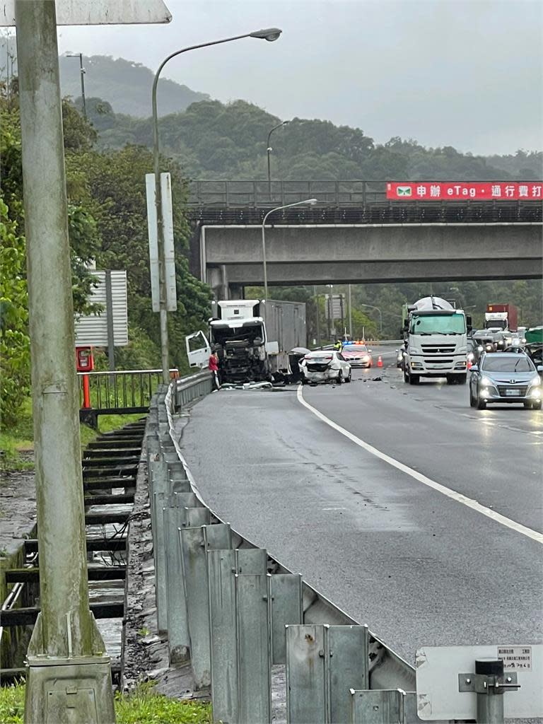 快新聞／6車連環撞！ 男星轎車被撞到「180度逆向」 急奔行天宮收驚