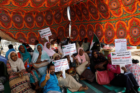 Sudanese protesters gather under a tent to protect themselves from the sun as they sit-in outside the defense ministry compound in Khartoum, Sudan, April 25, 2019. REUTERS/Umit Bektas