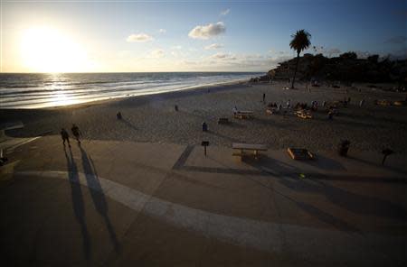 The sun sets in the San Diego North County town of Encinitas, California March 31, 2014. REUTERS/Mike Blake