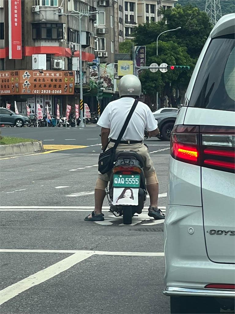 機車伯掛「最悲傷車牌」上路...網見1畫面笑噴：這圖有聲音