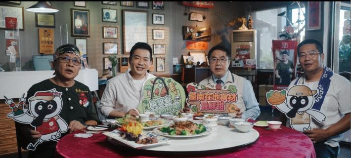 ▲型男主廚吳秉承與臺南市長黃偉哲事先試菜揭開『英雄宴』食材的秘密。