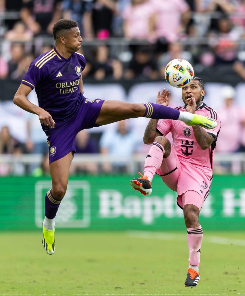 El jugador de Orlando City Rafael Santos (izq.) y DeAndre Yedlin, del Inter Miami, luchan por la pelota en el partido celebrado el 2 de marzo de 2024 en el Chase Stadium en Fort Lauderdale, Florida.