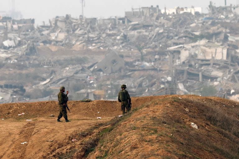 Soldados israelíes patrullan a lo largo de la frontera entre Israel y Gaza el 27 de diciembre de 2023.